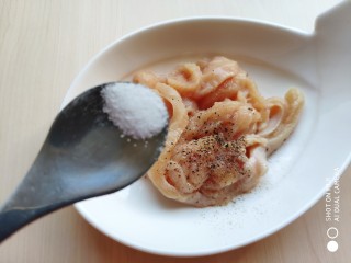 蚝油鸡丝双菇,加入少许盐。