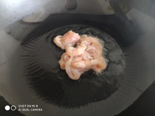 蚝油鸡丝双菇,炒锅放油，倒入鸡丝翻炒。