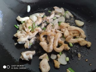 蚝油鸡丝双菇,翻炒至鸡肉变色。鸡胸肉易熟，不用炒太长时间。
