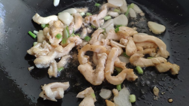 蚝油鸡丝双菇,翻炒至鸡肉变色。鸡胸肉易熟，不用炒太长时间。