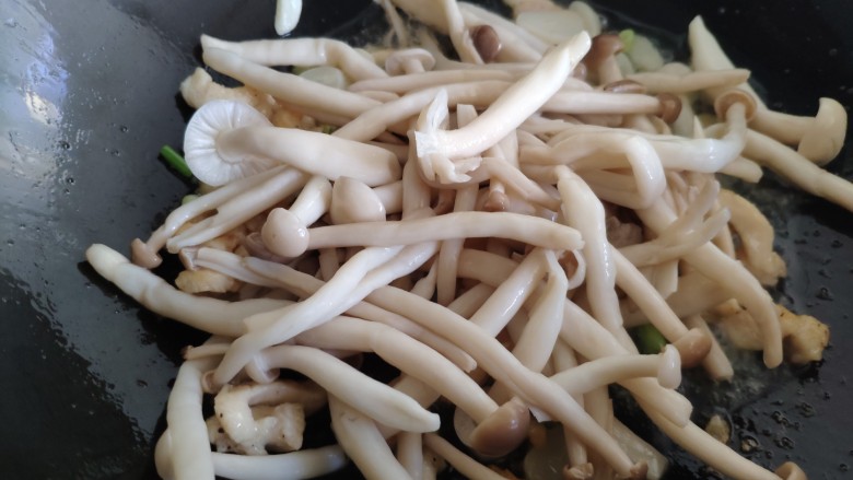 蚝油鸡丝双菇,加入焯好的蘑菇。