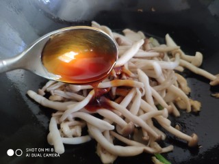 蚝油鸡丝双菇,加入蚝油，快速翻炒出锅。