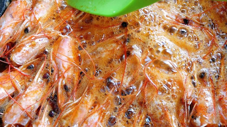 鲜虾片,我们中间把虾头用铲子按一按，把虾头里的糕压出来，熬到虾头边脆，油颜色发红就👌了