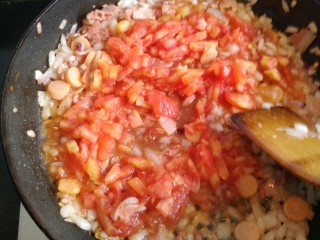 番茄肉酱意面,肉炒至变色后加入番茄