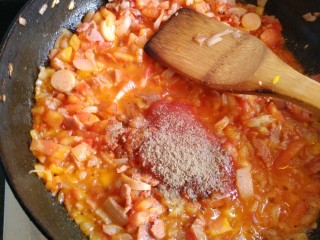 番茄肉酱意面,加入番茄酱 盐 黑胡椒 适当的加水至自己想要的稠度