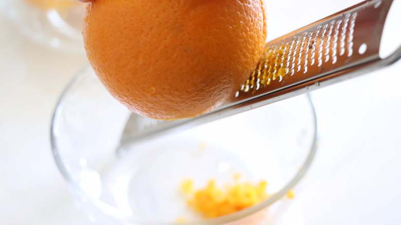 香橙水立方吐司,橙子2-3个，用食用盐搓洗干净，用取碎屑的工具擦出2个橙子的皮，注意尽量不要白色部分。


