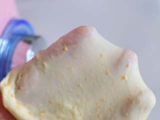 香橙水立方吐司,直到撑开后，可以拉出比较结实的薄膜。
