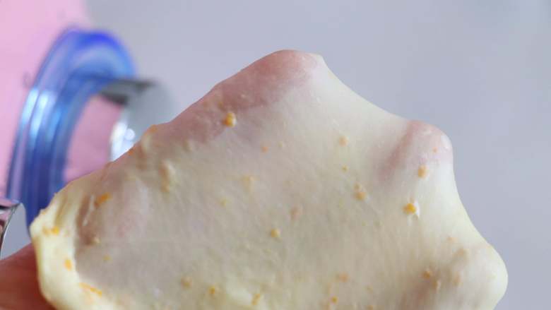 香橙水立方吐司,直到撑开后，可以拉出比较结实的薄膜。
