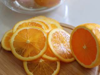 香橙水立方吐司,剩下的橙子切成薄片，我们用中间比较大一点的。2个吐司用8片。
