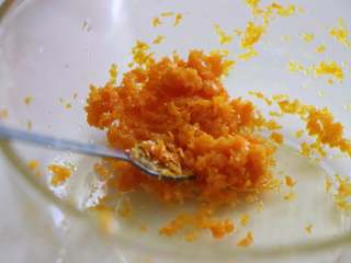 香橙水立方吐司,用糖腌制。
