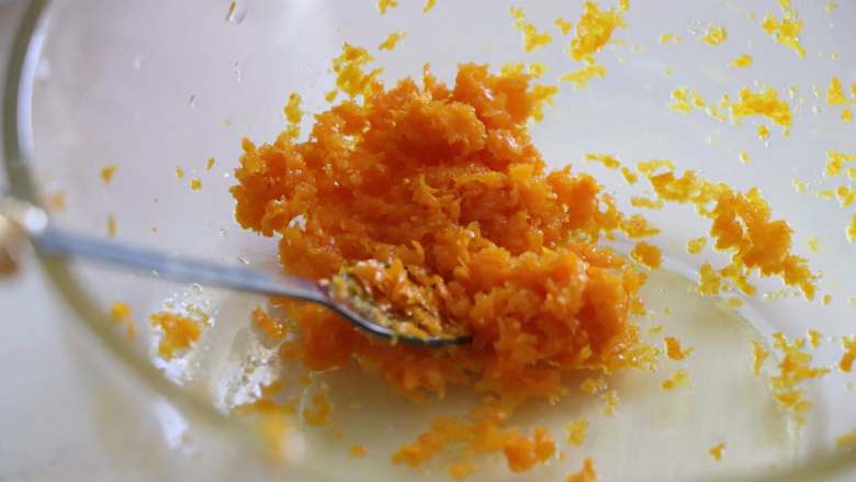 香橙水立方吐司,用糖腌制。
