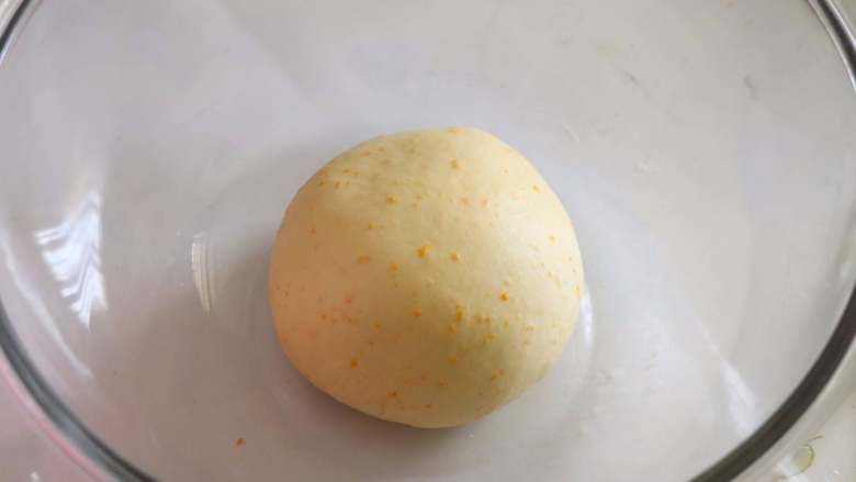 香橙水立方吐司,取出后滚圆放到盆中发酵，放到温暖的地方发酵，发酵箱的话温度28，湿度75% 约60分钟。
