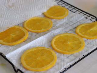 香橙水立方吐司,捞出沥干水，用厨房纸巾再吸水。
