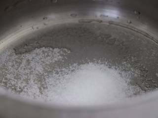 香橙水立方吐司,小锅中放入砂糖加入适量的水，煮开。
