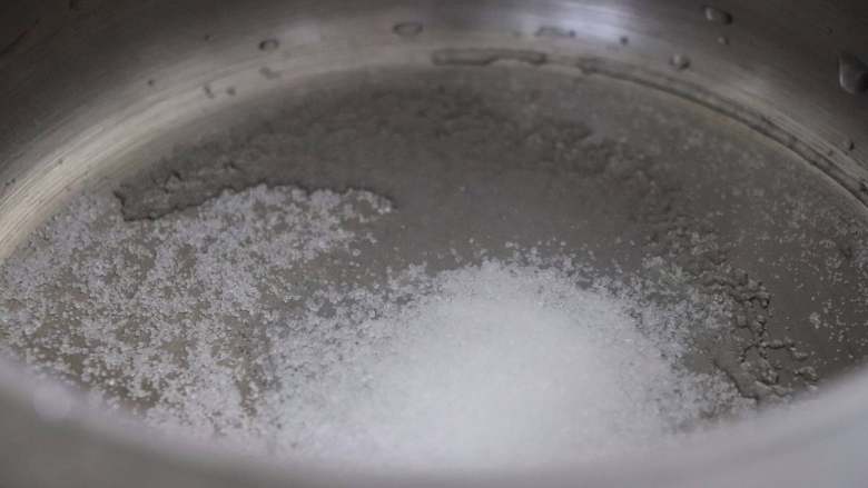 香橙水立方吐司,小锅中放入砂糖加入适量的水，煮开。
