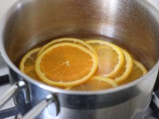 香橙水立方吐司,放入橙子片，小火煮大约7.8分钟。
