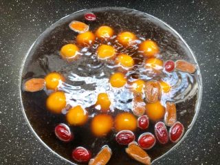 红薯酒酿丸子,加入红糖煮至融化，再把红薯丸子一个一个放入，煮至红薯丸子浮起来。