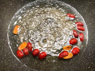 红薯酒酿丸子,锅里倒入500毫升水，加入红枣，大火把水煮开。