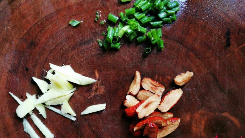 养生的虫草花蒸鸡🐔,姜去皮切丝，葱切小段，红枣去核