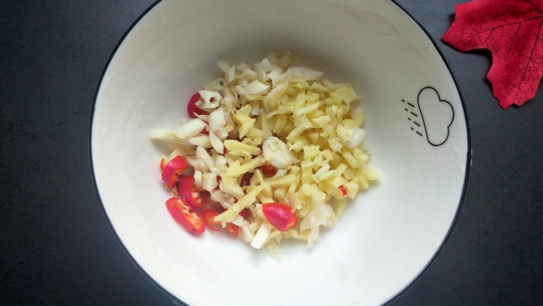 香辣脆皮豆腐,先做一个碗汁:大蒜，生姜，小米椒放入碗内。