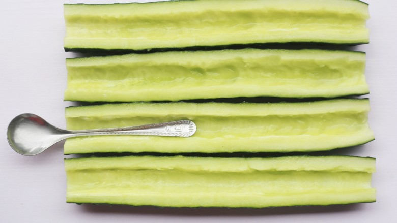 低脂爽脆开胃下饭的腌黄瓜条,用不锈钢勺勺尾或小刀挖出籽。
