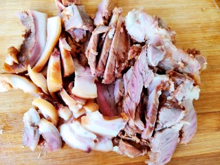 辣炒猪头肉＋包菜炒粉丝,猪头肉切成图中那样厚薄的肉片。