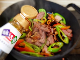 辣炒猪头肉＋包菜炒粉丝,炒匀后顺便加一些生抽酱油。。