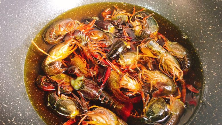 十三香小龙虾,油温不是特别热的时候放入小龙虾