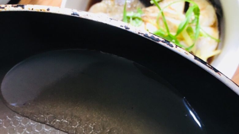 清蒸银鳕鱼,把热油均匀地浇在葱姜丝和鱼段上即可
