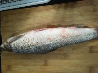 清蒸银鳕鱼,市场上买回来的一条银鳕鱼，鱼老板巳经给我把鱼鳞内脏都去了