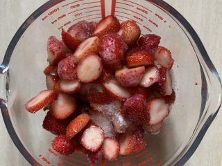 草莓醉红,砂糖腌制10分钟