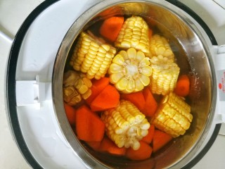 简单好喝的筒子骨玉米汤,开锅。