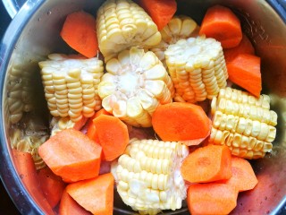 简单好喝的筒子骨玉米汤,加胡萝卜。