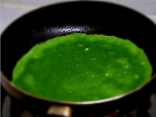 菠菜蛋饼,锅内刷油，放入一勺面糊，拿起锅转动，让面糊均匀的铺在锅底，用小火烙熟（也可以根据自己的喜好烙成不同的形状，也可以放上点黑芝麻）；