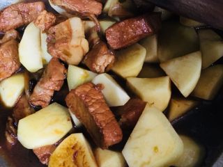 土豆红烧肉,拌匀后盖上锅盖再烧二十分钟