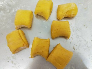 南瓜花样面包,把面团拉开有蜂窝状，一发就结束了，把发酵后的面团充分排气，然后分成7等份，饧15分钟。
