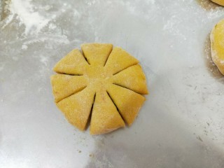 南瓜花样面包,接着在每份的中间再剪上一刀，如图所示。