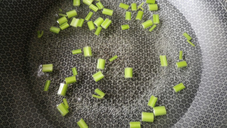 花生米拌豆腐干,芹菜段入开水焯1-2分钟。