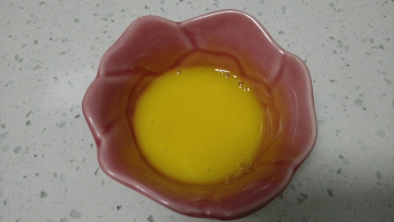 蒸葡萄干面包,鸡蛋黄打散。