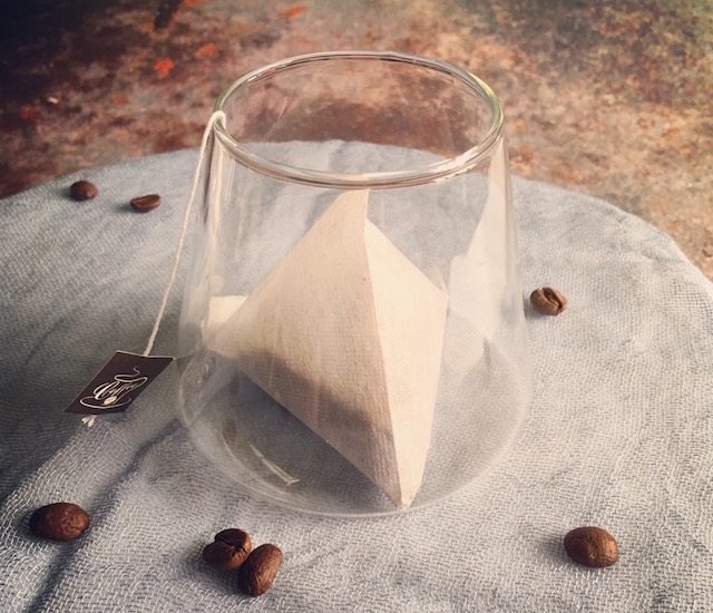 温泉泡泡咖啡,拆掉三角便利冲泡包的外包装，将三角咖啡包置入杯中；