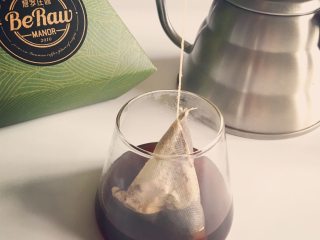 温泉泡泡咖啡,中途上下提拉三角咖啡包，使咖啡充分萃取；