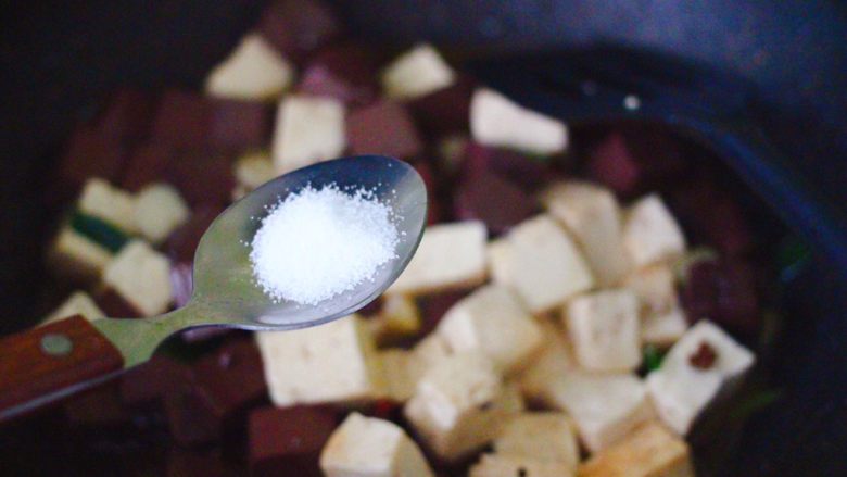 双椒烩双色豆腐,根据个人口味，加入适量的盐调味。