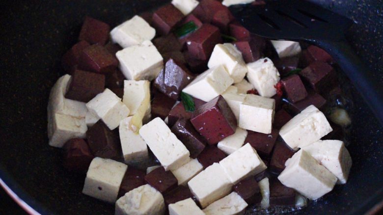 双椒烩双色豆腐,再加入焯过水的豆腐，大火翻炒片刻。