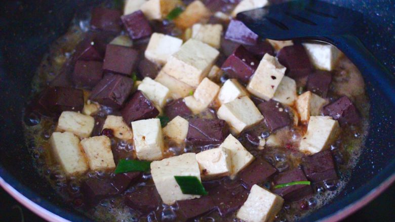 双椒烩双色豆腐,锅中加入适量的高汤，没有高汤直接加入清水，大火烧开之后，小火炖10分钟左右。