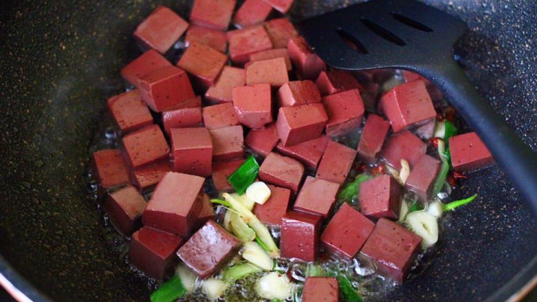 双椒烩双色豆腐,先加入焯过水的猪血。