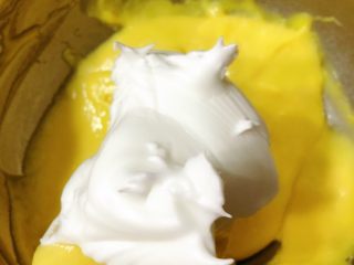 奶油奶酪戚风,我们先挖一点蛋白放到蛋黄糊盆里搅拌均匀
