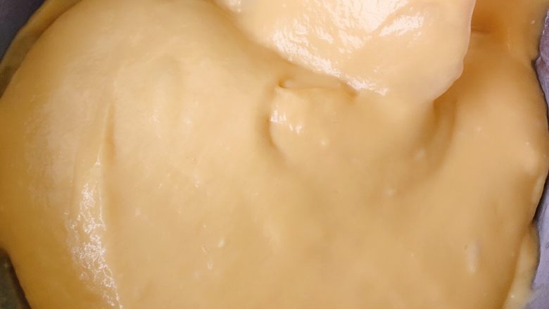 奶油奶酪戚风,搅拌均匀的面糊放一边备用