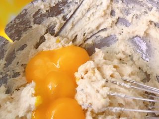 奶油奶酪戚风,在面糊里加入蛋黄搅拌均匀