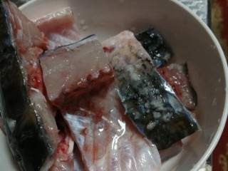 红烧鱼块,将鱼洗干净，切块，然后放盐腌制一个小时。