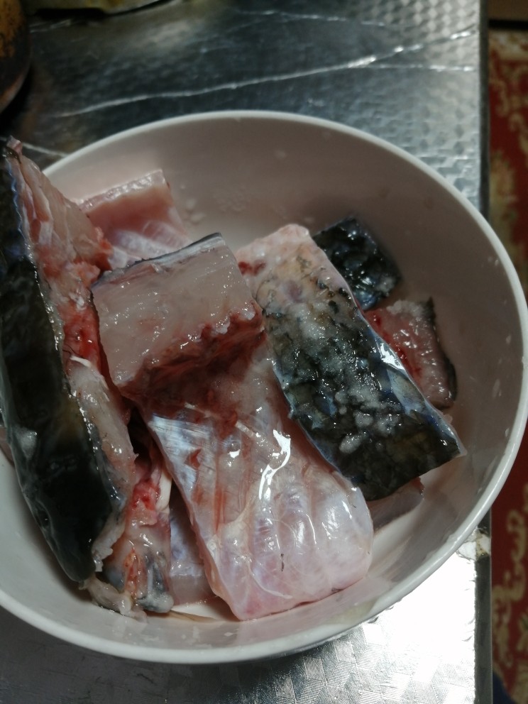 红烧鱼块,将鱼洗干净，切块，然后放盐腌制一个小时。